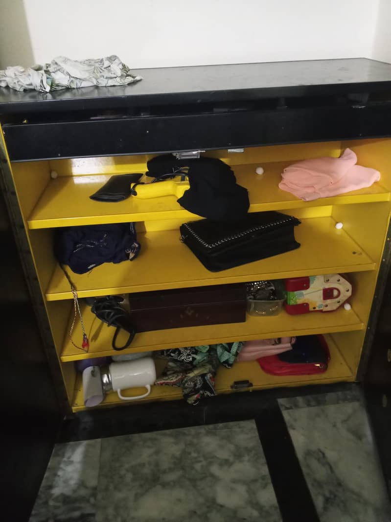 الماری اور ساتھ ایک کیبن ہے استری کے لیے استعمال کر سکتے ہیں 2