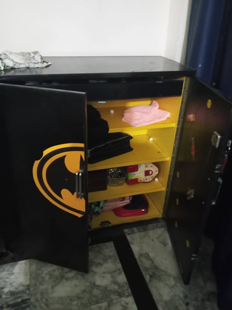 الماری اور ساتھ ایک کیبن ہے استری کے لیے استعمال کر سکتے ہیں 3