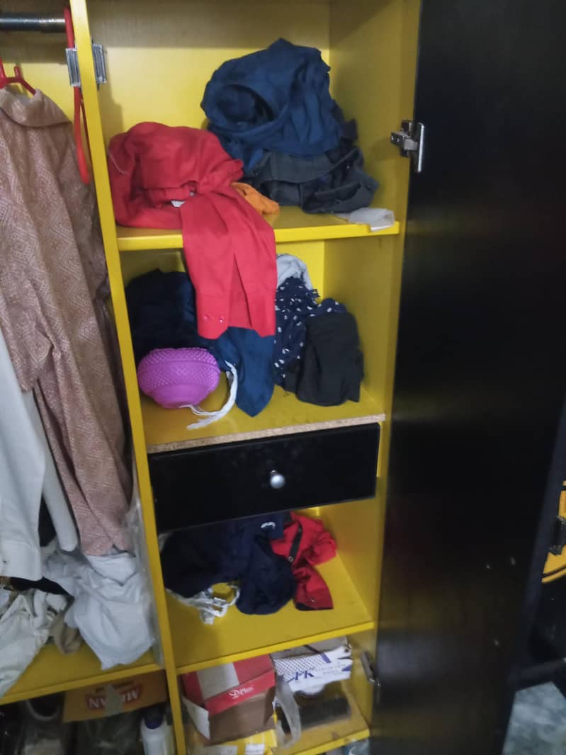 الماری اور ساتھ ایک کیبن ہے استری کے لیے استعمال کر سکتے ہیں 6