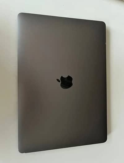 Macbook air 2020 256 GB (negotiable)