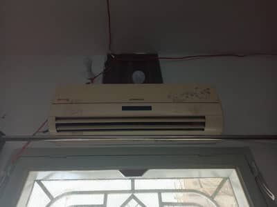 Kenwood non inverter ac 1.5 ton apni gas my hi bilkul ok hi