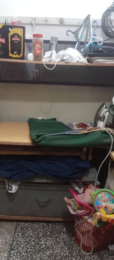 computer table three portion bahut mazboot hai