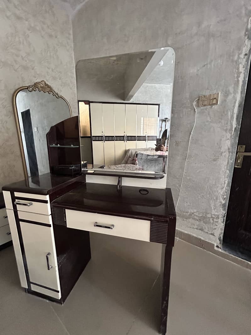 Dressing table with stool 0