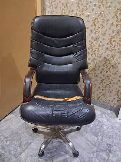 Executive Revolving Office Chair – Used Condition