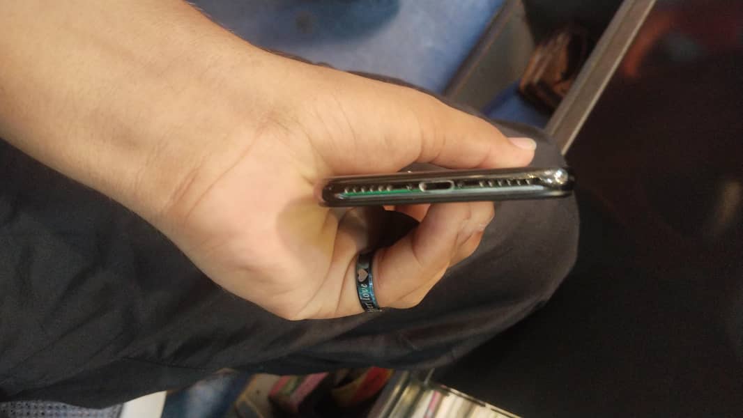 Apple iPhone X 4