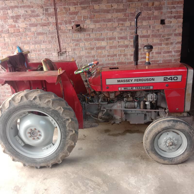 tractor MF240 0