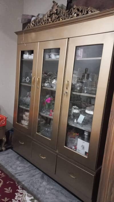 showcase 3 door mirror wodden  new condition