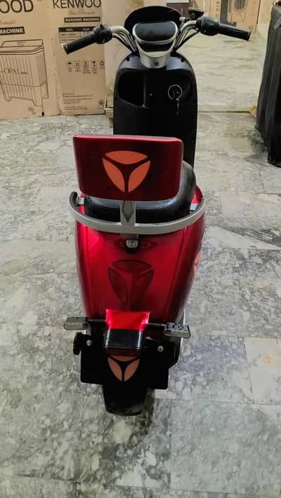 Yadea M3 electric Scooty