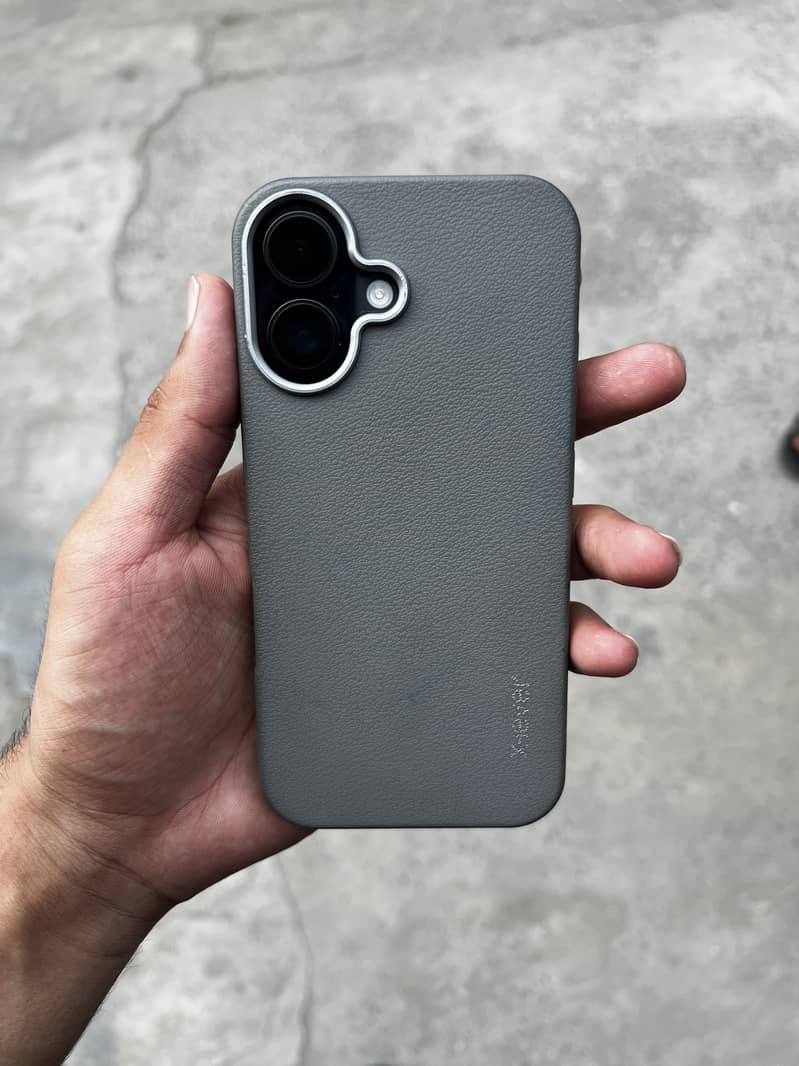 Apple iPhone 16 0
