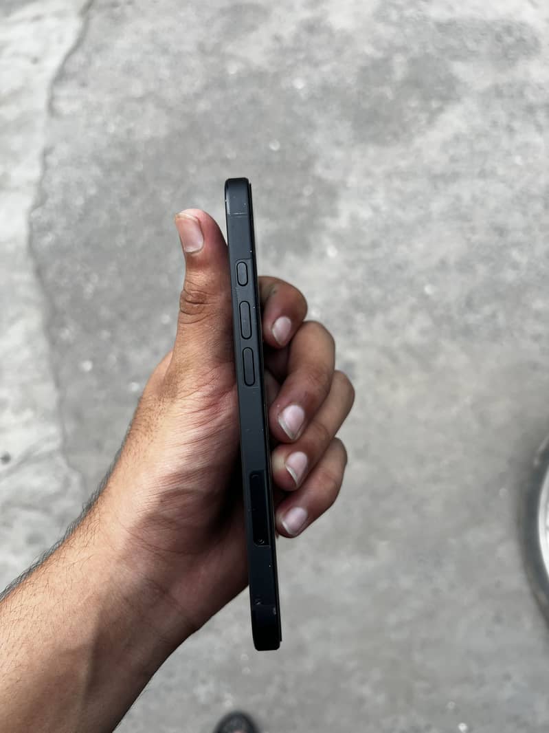 Apple iPhone 16 2