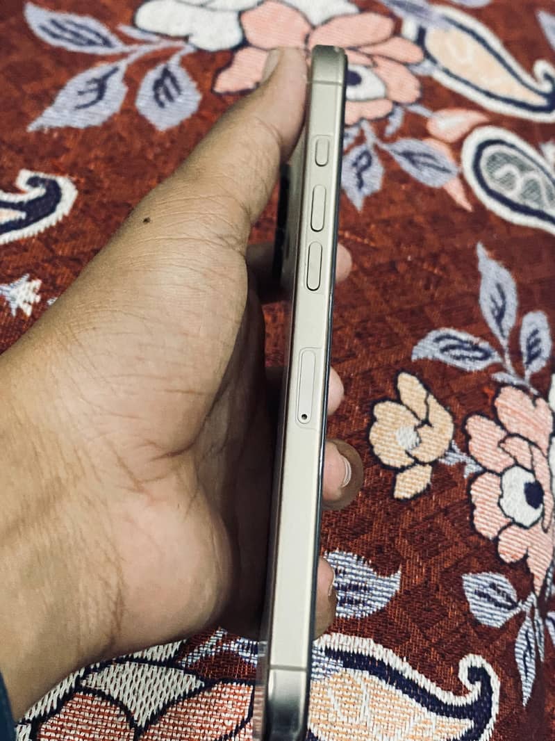 Apple iPhone 16 Pro Max 4