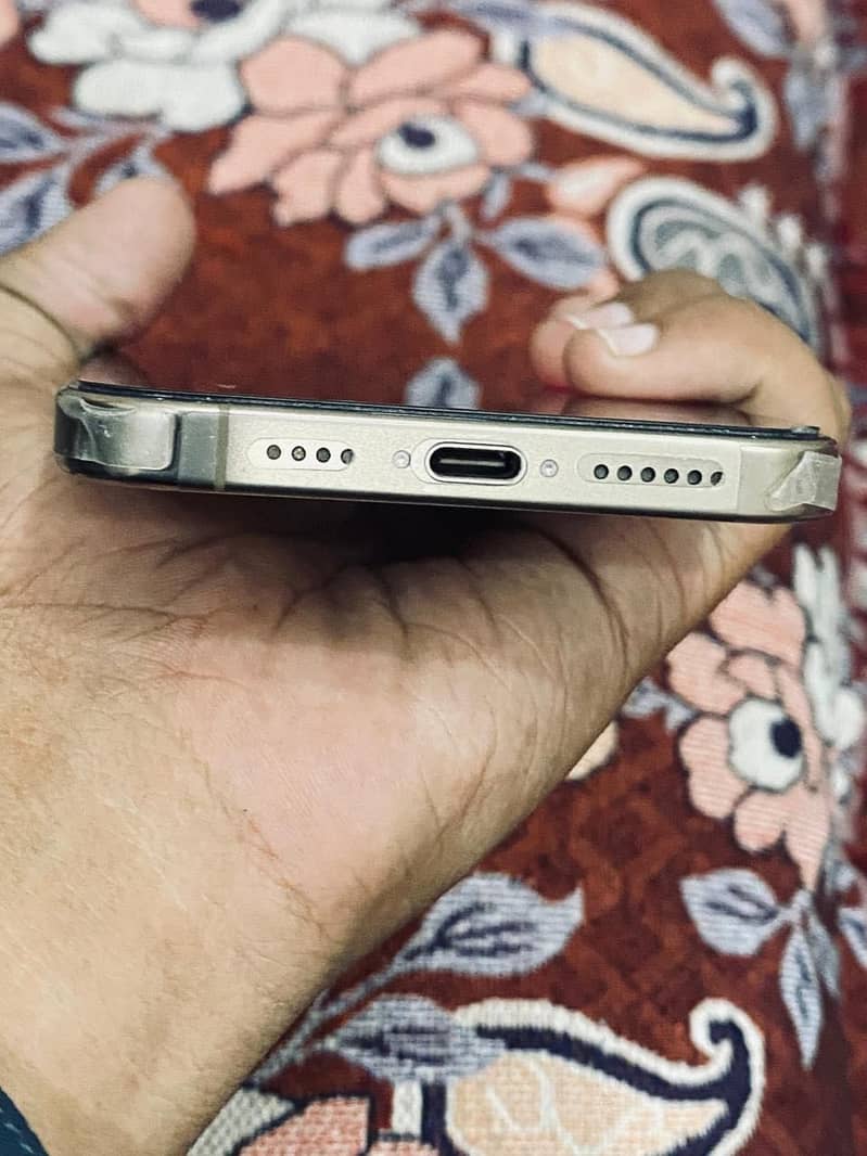 Apple iPhone 16 Pro Max 6