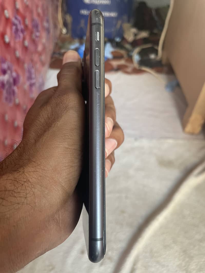 Apple iPhone 11 4