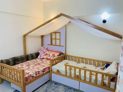 kids hut twin beds / single beds