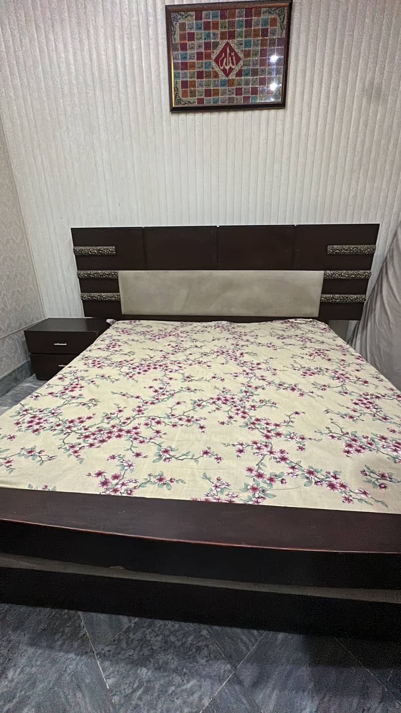 Bed with 2 side table 0