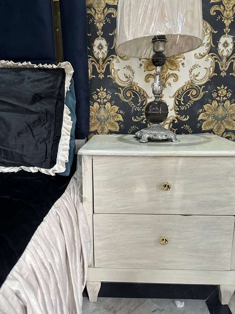 Bed with side table amd dressing 3