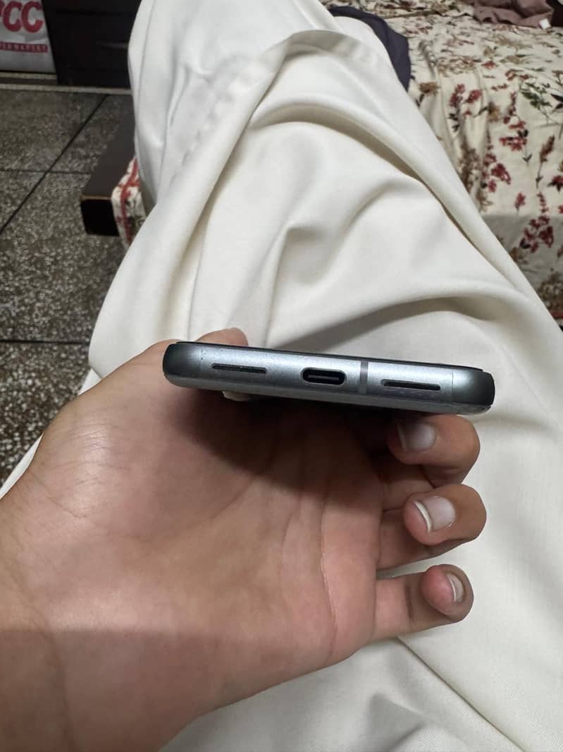 Google Pixel 8 4