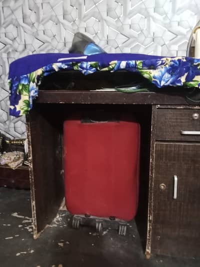 wooden table shisha blkul thk laga hua hai computer table hai
