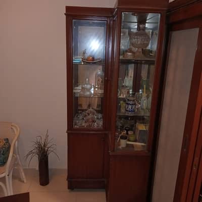 Premium corner showcase