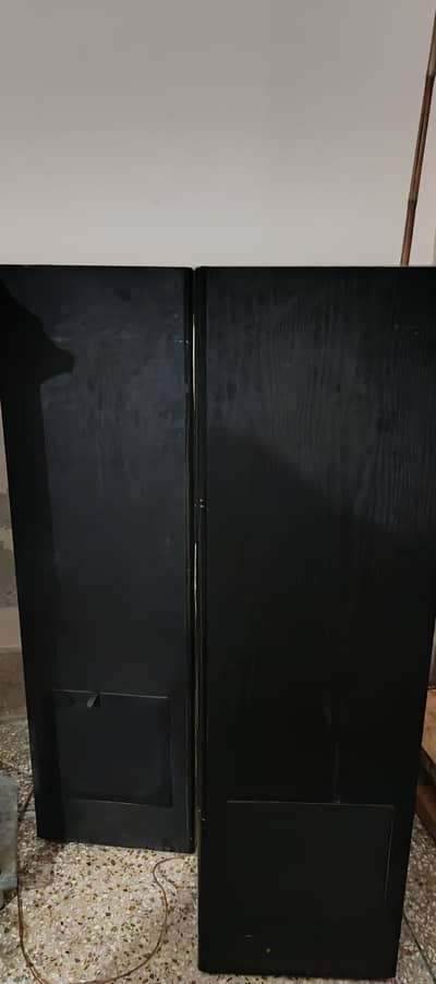 Amazing speaker's superb sound heavy quality total Good Condition