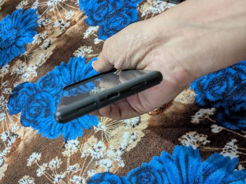 Google Pixel 6 Mint Condition 4