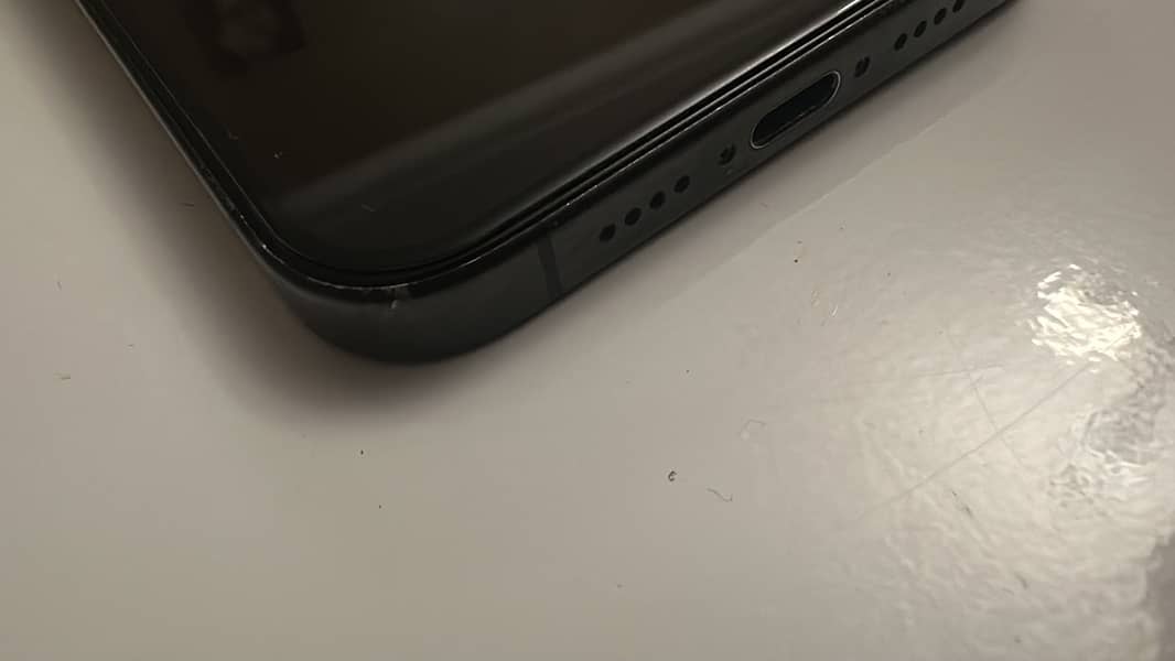 iPhone 15 Pro Max 4