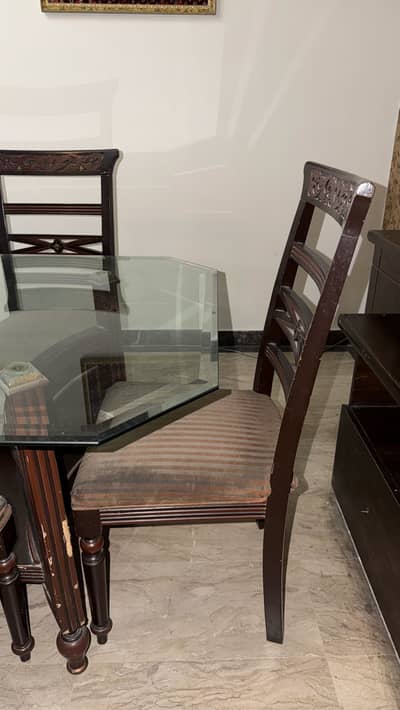 6 seater dining table with neat chairs