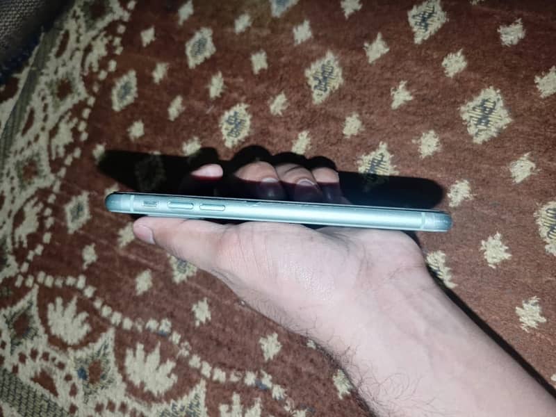 Apple iPhone 11 4