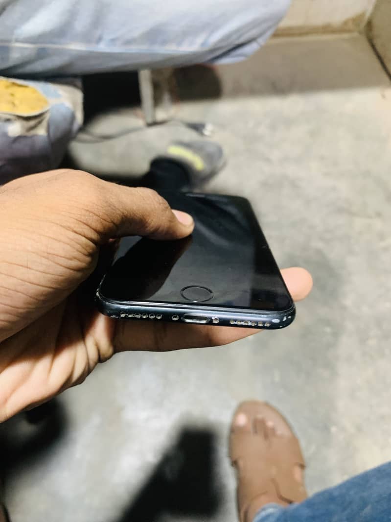 Apple iPhone 7 0