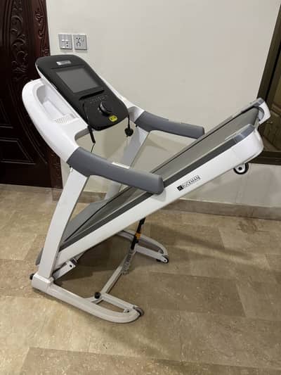 Jc buckman treadmill with auto incline with media