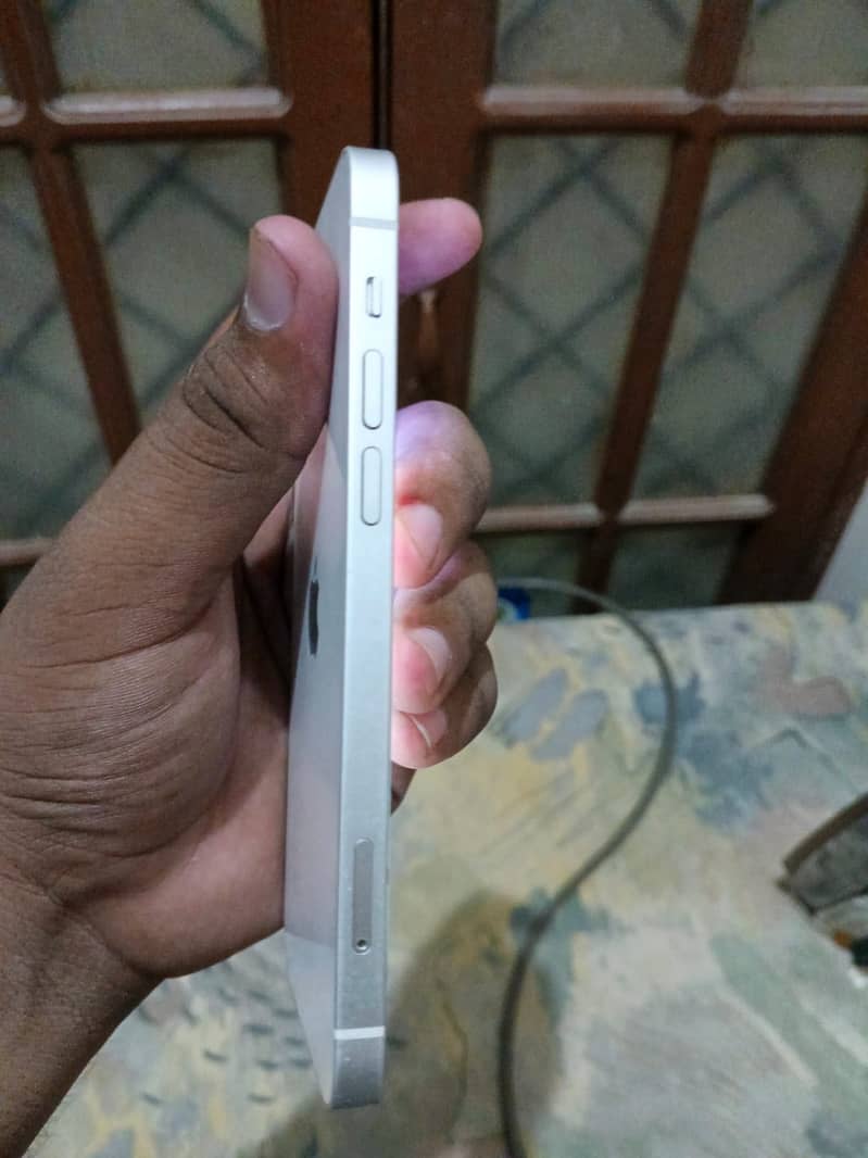 Apple iPhone 12 4