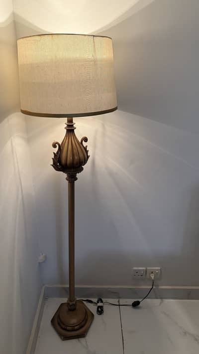Vertical standing lamp