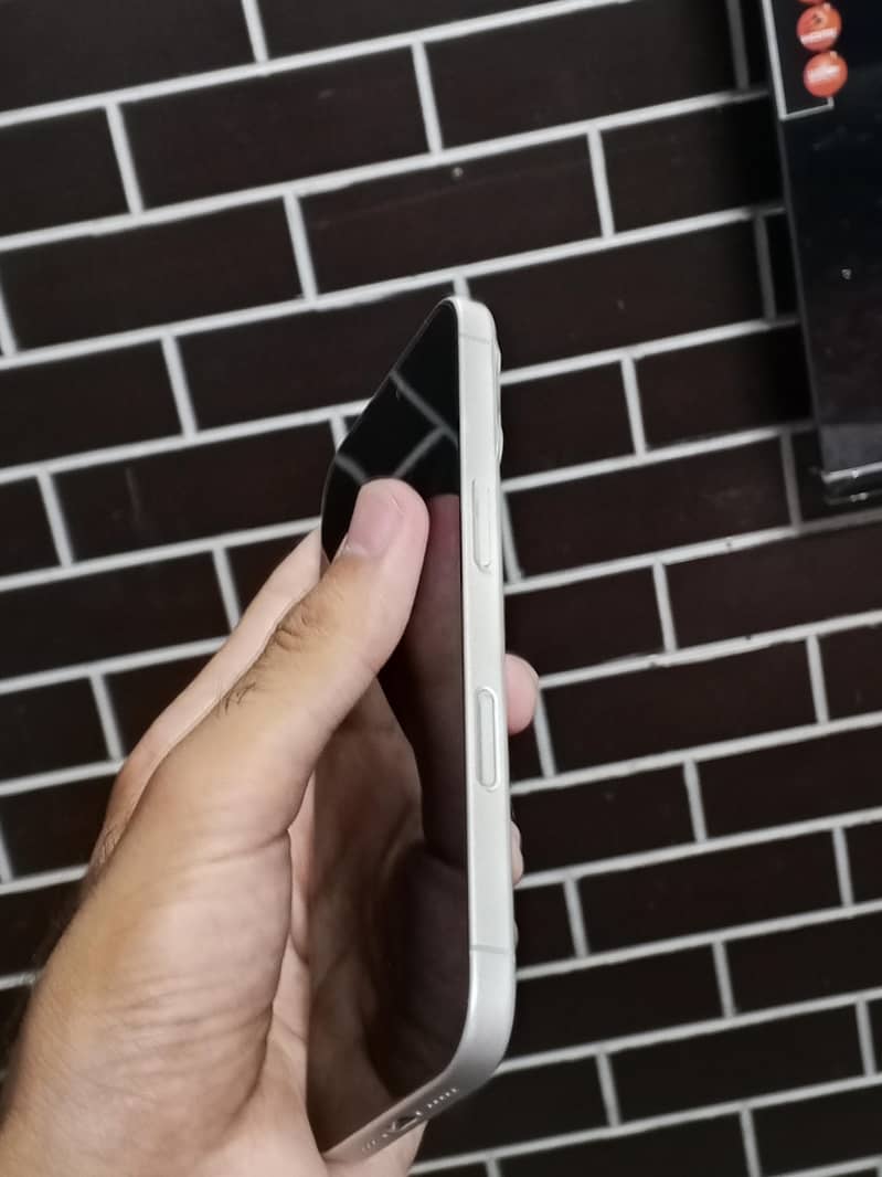 Apple iPhone 16 1