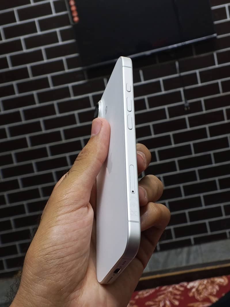 Apple iPhone 16 3