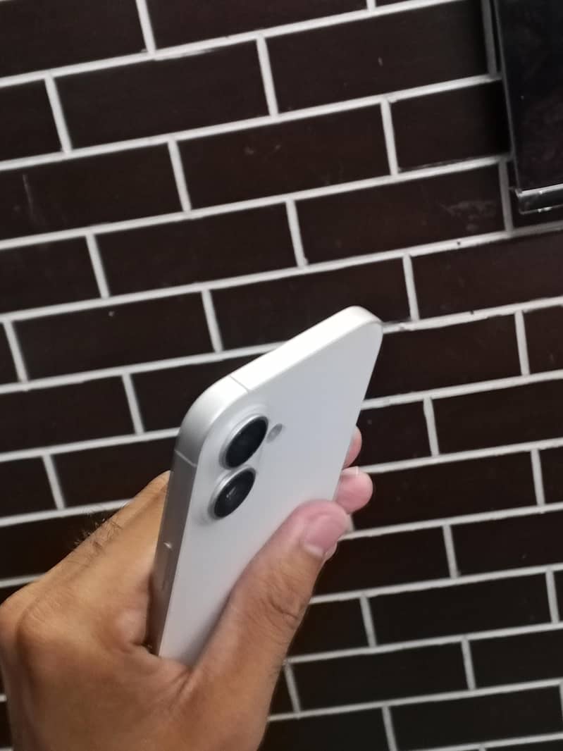 Apple iPhone 16 4