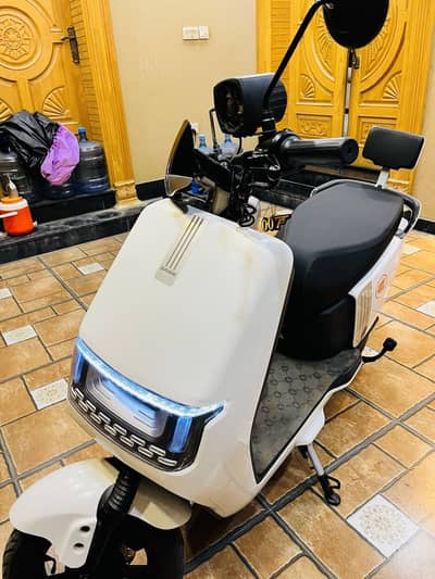 SAIGE N300 electric scooty