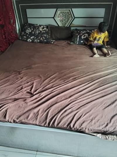 Bed and dressing table in good condition