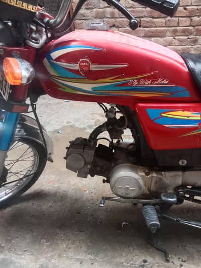 bike sell Karni he buht hi achi he bike he engeine fit he is ka abi ba