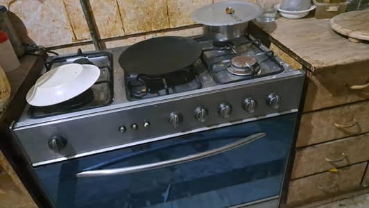5 Burner oven in 10/10 condition Stainless steel body
