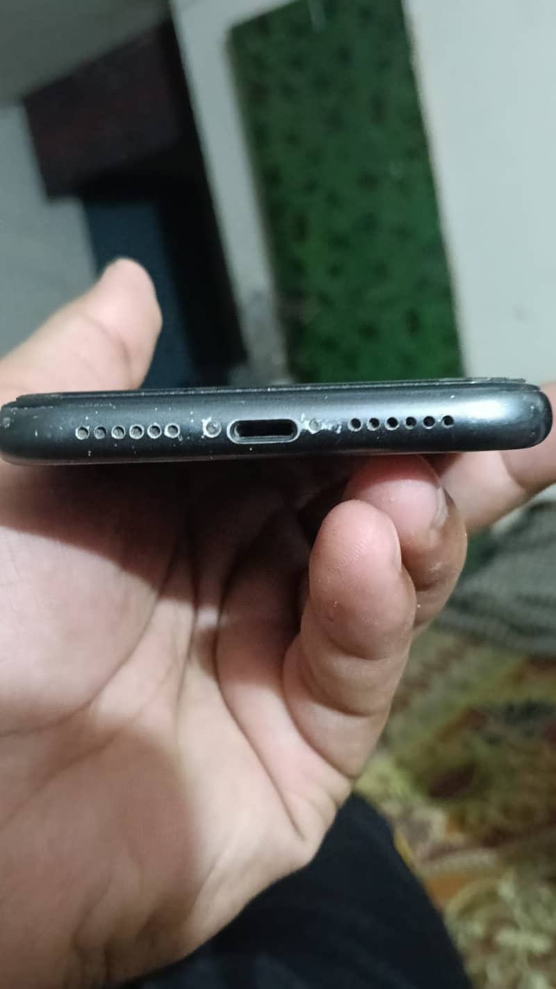 Apple iPhone 11 4