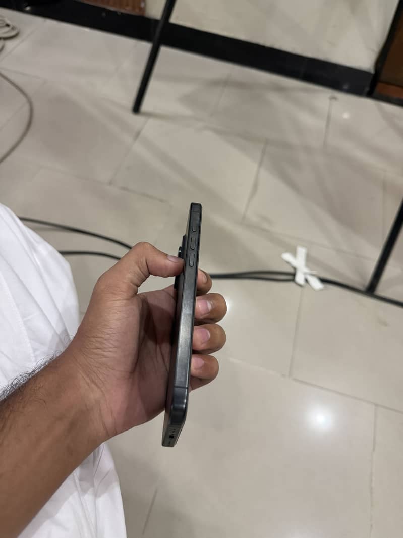Apple iPhone 15 Pro Max 2