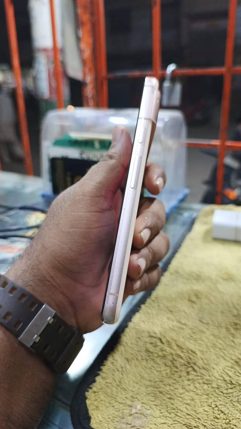 Google Pixel 8 4