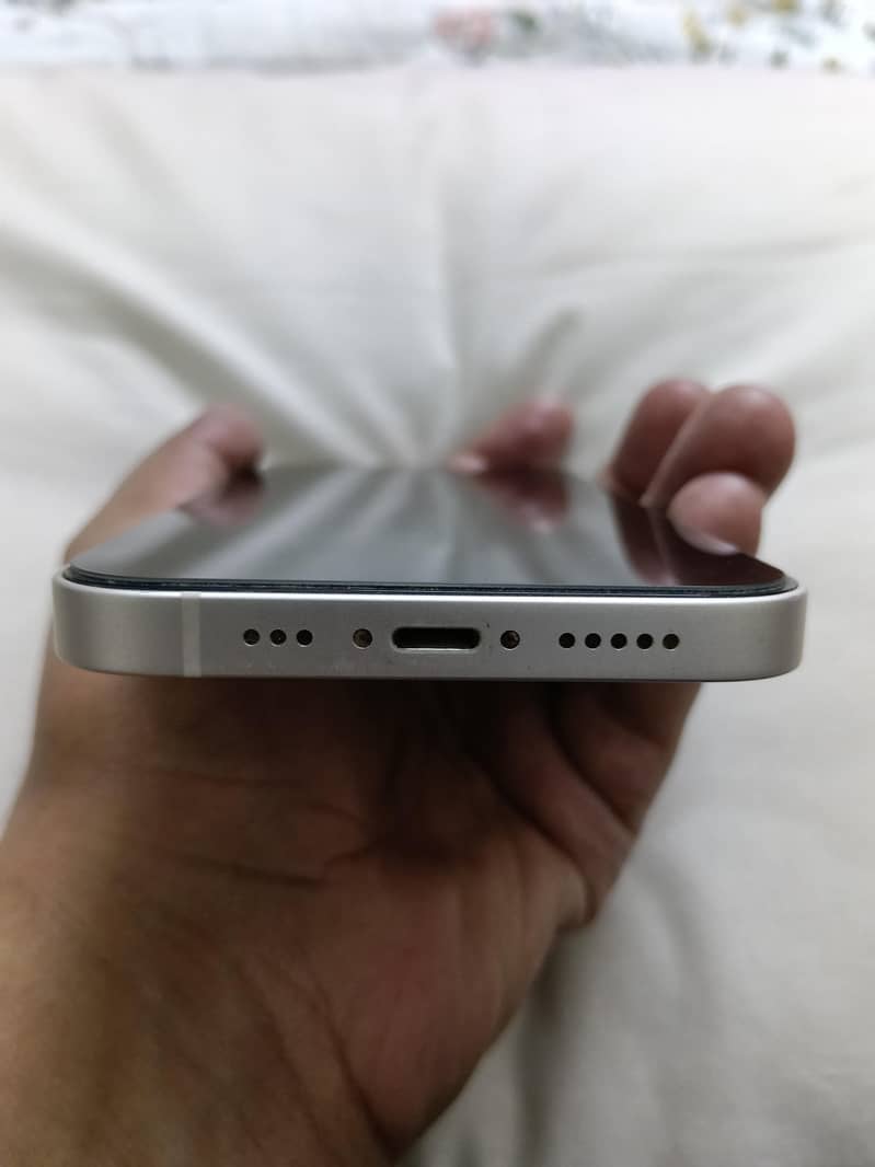 Apple iPhone 13 5
