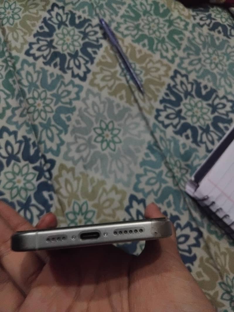 Apple iPhone 15 Pro Max 2