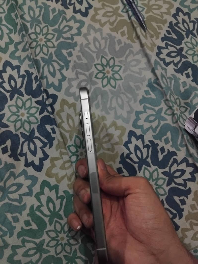Apple iPhone 15 Pro Max 3