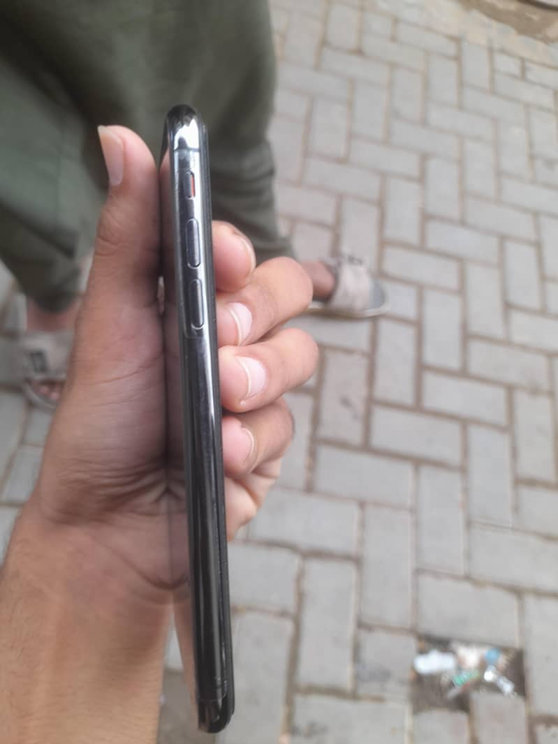 Apple iPhone X 4