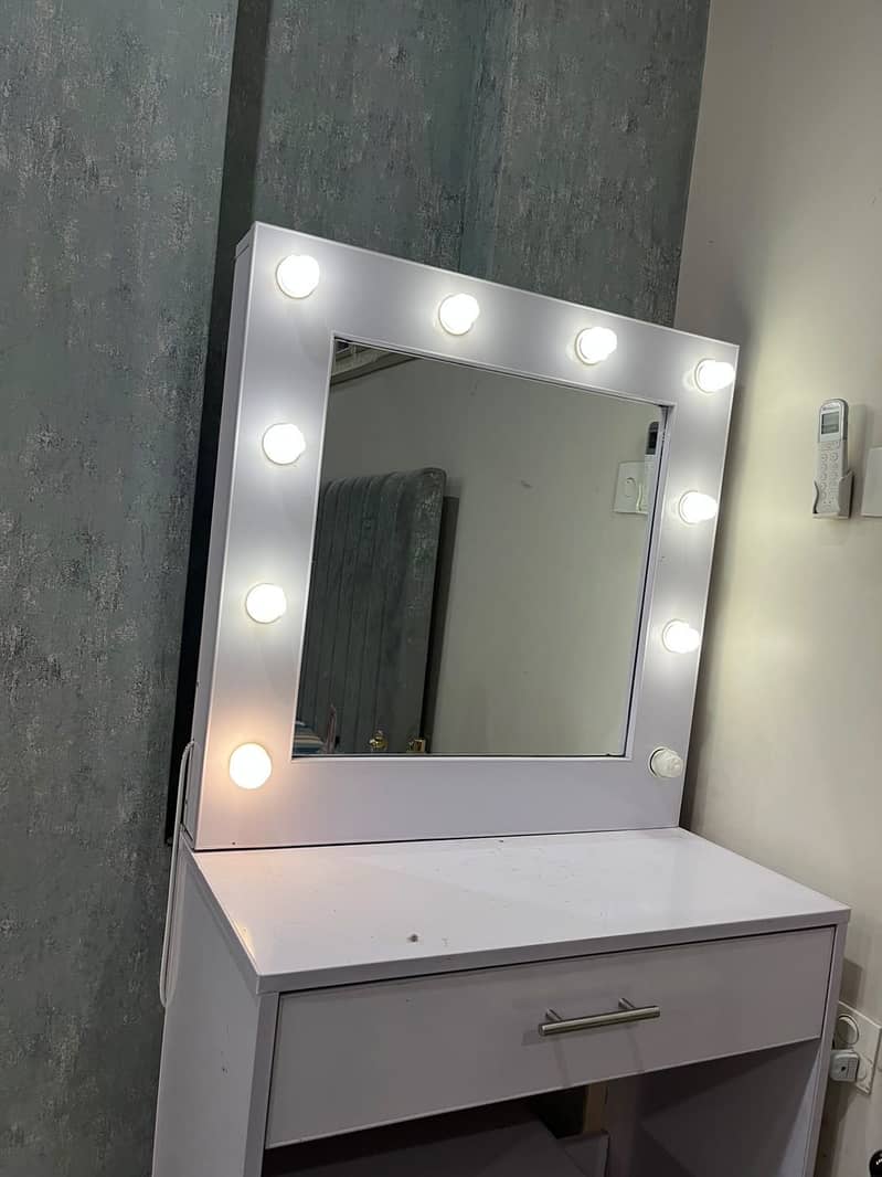 Vanity, dressing table 0