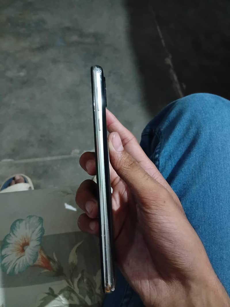 Sharp Aquos R2 3