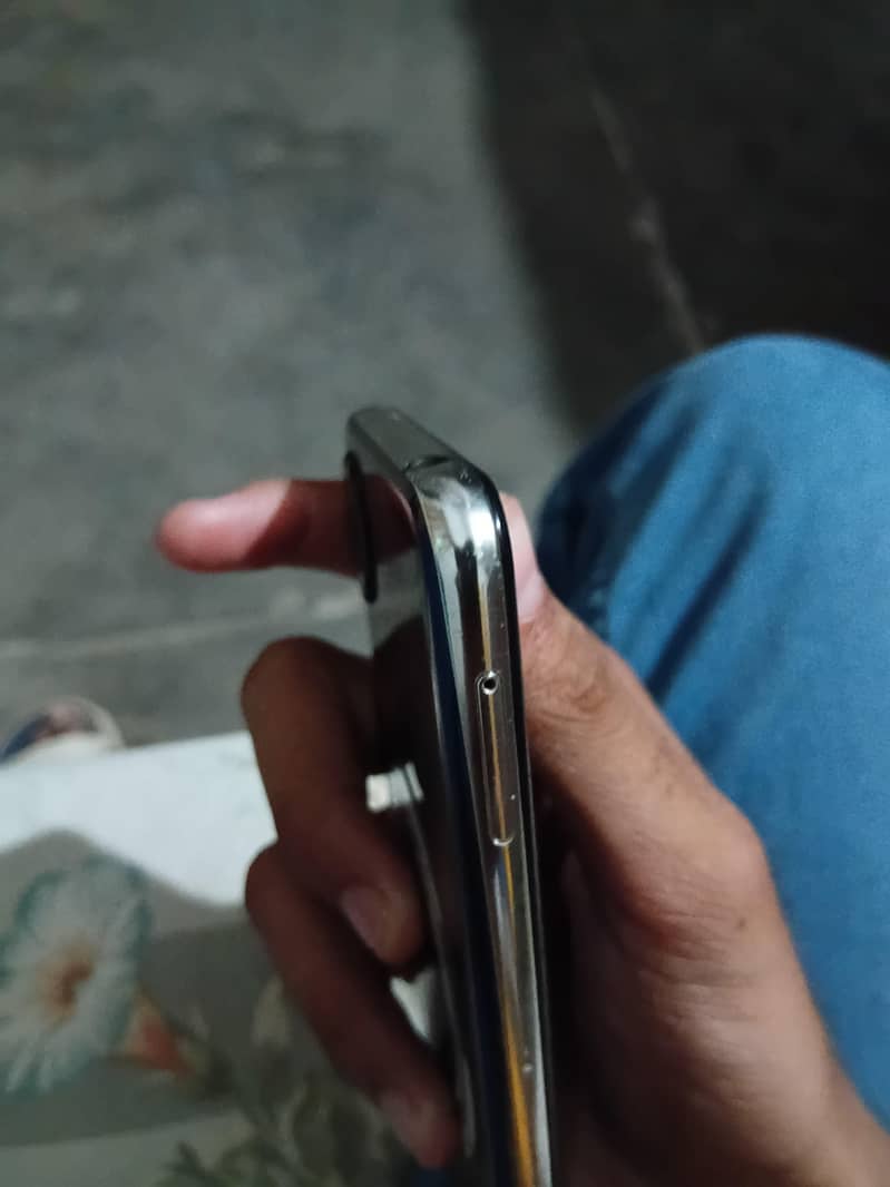 Sharp Aquos R2 4