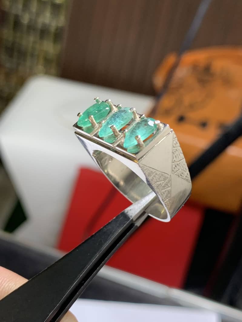 Beautiful colour Emerald ring 1